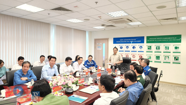 Thủ tướng Phạm Minh Chính kiểm tra tình hình thực hiện một số dự án trọng điểm Khu kinh tế Nghi Sơn, Thanh Hóa- Ảnh 7.