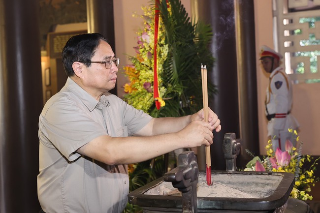 Thủ tướng Chính phủ Phạm Minh Chính dâng hoa, dâng hương tưởng niệm Chủ tịch Hồ Chí Minh tại Thanh Hoá- Ảnh 1.