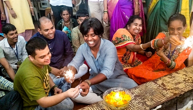 Người dân Ấn Độ thắp đèn đón mừng lễ Diwali- Ảnh 2.
