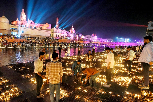 Người dân Ấn Độ thắp đèn đón mừng lễ Diwali- Ảnh 5.