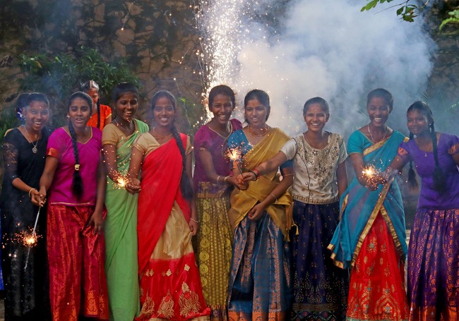 Người dân Ấn Độ thắp đèn đón mừng lễ Diwali- Ảnh 9.