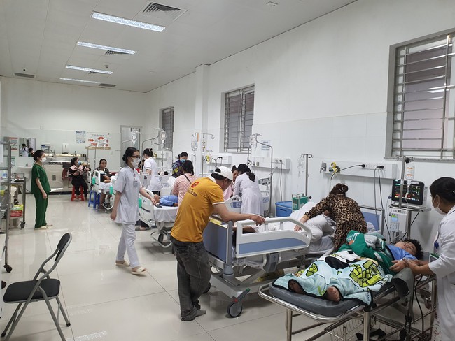 Ngộ độc tập thể ở Kiên Giang, hơn 50 học sinh tiểu học phải nhập viện cấp cứu- Ảnh 1.