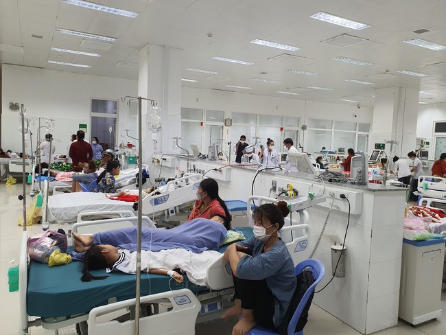 Ngộ độc tập thể ở Kiên Giang, hơn 50 học sinh tiểu học phải nhập viện cấp cứu- Ảnh 2.