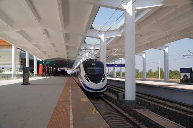 Lào và Trung Quốc kết nối đường sắt giữa hai thủ đô- Ảnh 1.