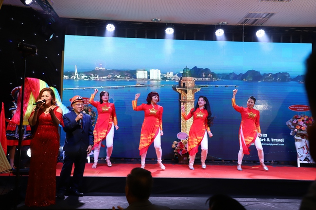 Giao lưu văn nghệ chào mừng 60 năm thành lập tỉnh Quảng Ninh tại Séc- Ảnh 5.