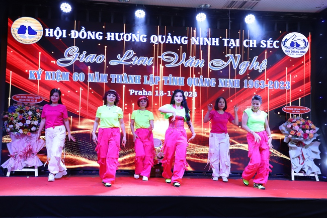 Giao lưu văn nghệ chào mừng 60 năm thành lập tỉnh Quảng Ninh tại Séc- Ảnh 4.