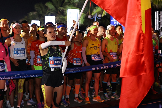 Phạm Thị Hồng Lệ và Đặng Anh Quyết vô địch giải Marathon Quốc tế di sản Hạ Long 2023- Ảnh 2.