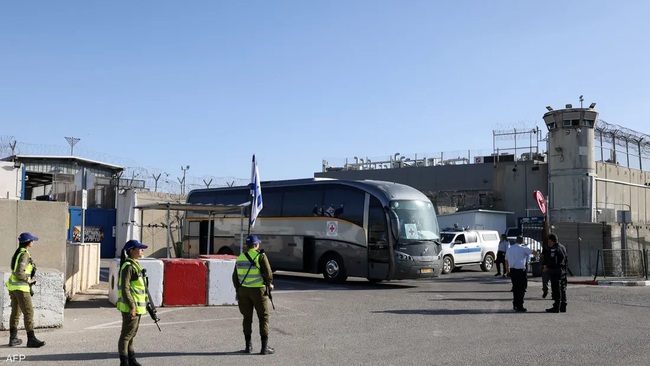 Thực thi thỏa thuận trao đổi tù nhân giữa Israel và Hamas gặp trở ngại- Ảnh 1.