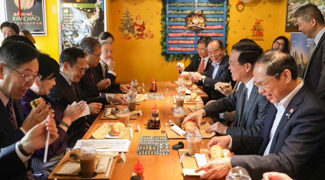 Chủ tịch nước và Phu nhân thưởng thức Bánh mỳ Xin Chào của người Việt ở Tokyo- Ảnh 1.
