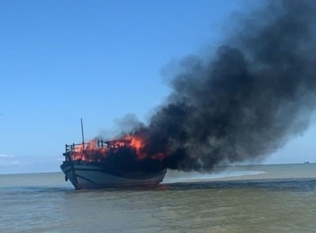 Thừa Thiên Huế: Tàu cá bất ngờ bốc cháy trong đêm, 12 ngư dân thoát nạn - Ảnh 1.