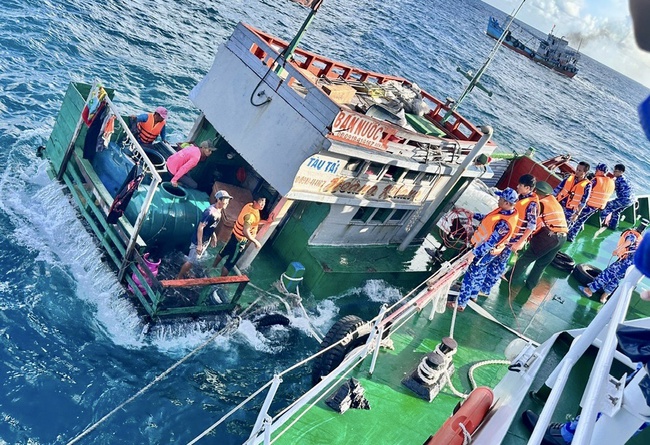 Cứu bé 3 tuổi cùng 5 thuyền viên trên tàu bị chìm ở vùng biển Côn Đảo - Ảnh 1.