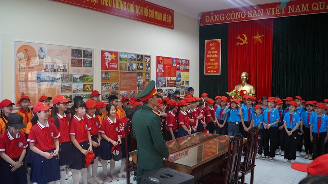 Ngoại khóa tuyên truyền kỷ niệm 79 năm Ngày thành lập Quân đội Nhân dân Việt Nam- Ảnh 4.