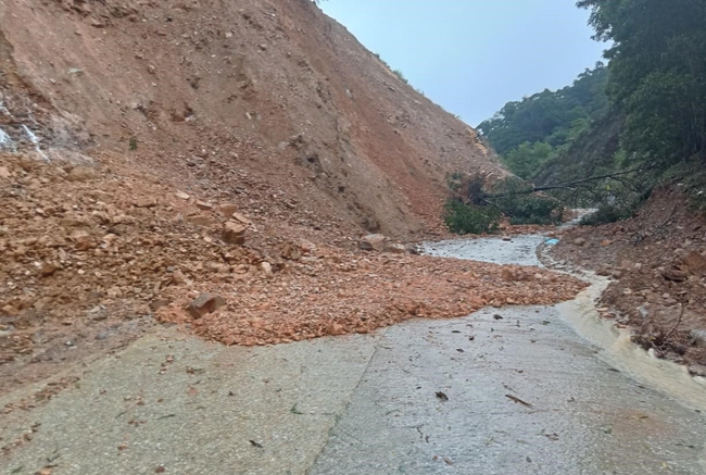 Mưa lớn tại Quảng Bình, xuất hiện sạt lở núi gây ách tắc giao thông- Ảnh 2.