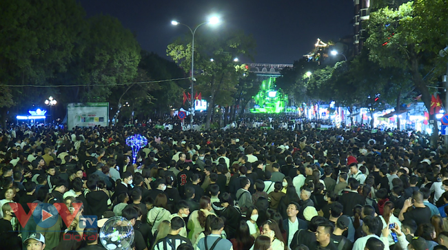Hà Nội: Dòng người đổ về phố đi bộ trước thềm Countdown chào Năm mới 2024- Ảnh 1.