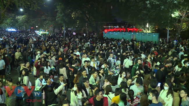 Hà Nội: Dòng người đổ về phố đi bộ trước thềm Countdown chào Năm mới 2024- Ảnh 2.