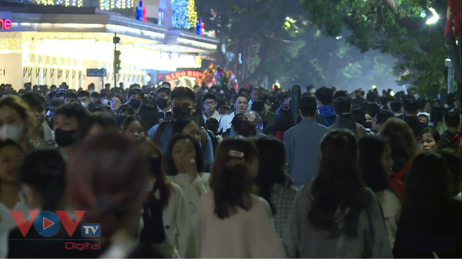 Hà Nội: Dòng người đổ về phố đi bộ trước thềm Countdown chào Năm mới 2024- Ảnh 3.