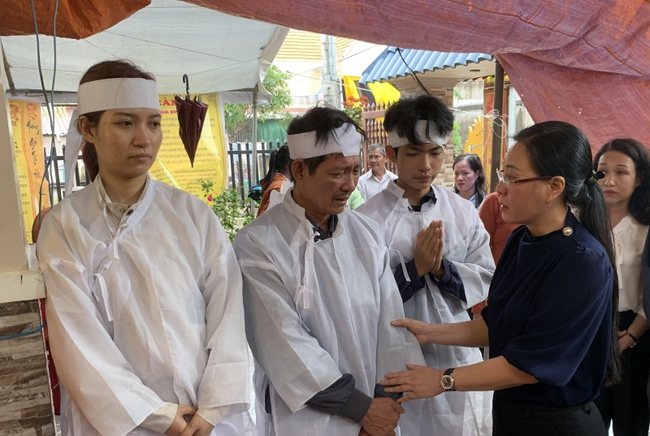 Bí thư Quảng Ngãi chia buồn với gia đình nạn nhân vụ tai nạn giao thông ở Quảng Nam - Ảnh 1.