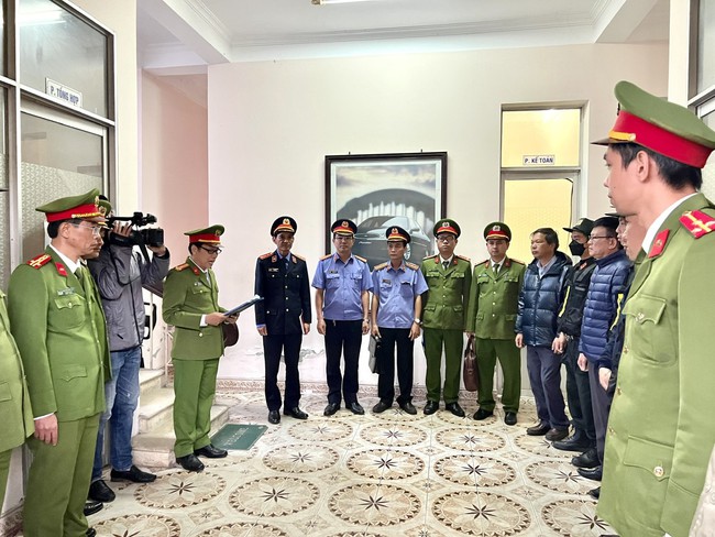 Bắt Giám đốc và 2 Phó Giám đốc Trung tâm đăng kiểm xe cơ giới Thừa Thiên Huế - Ảnh 2.