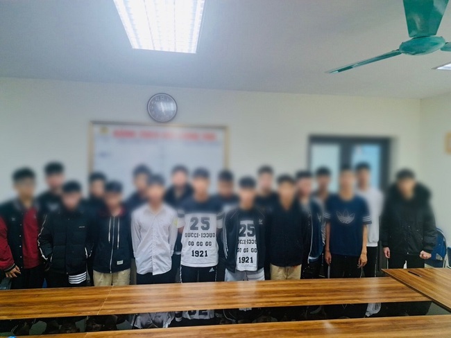 Công an Hà Nội bắt giữ nhóm học sinh mang hung khí đi giải quyết mâu thuẫn - Ảnh 1.