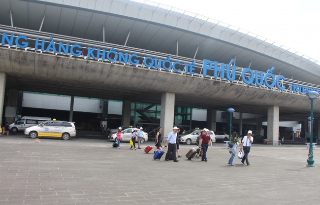 Kiên Giang: Nhân viên sân bay Phú Quốc trả lại tài sản cho khách để quên trên máy bay - Ảnh 1.