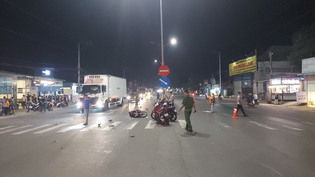 Tai nạn liên hoàn giữa 3 xe máy ở Bình Phước làm 1 người chết, 4 người bị thương - Ảnh 1.