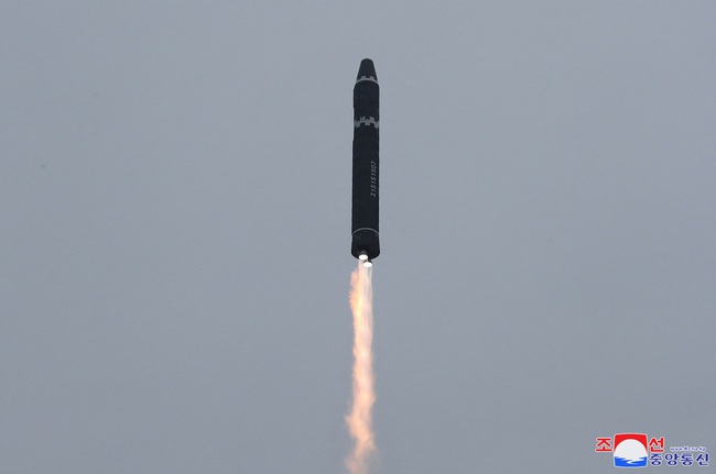 Triều Tiên xác nhận phóng thử tên lửa - Ảnh 1.