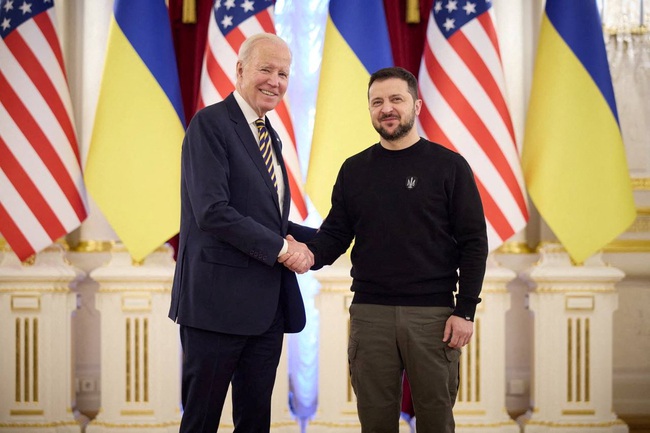 Tổng thống Mỹ Joe Biden bất ngờ thăm Ukraine - Ảnh 1.