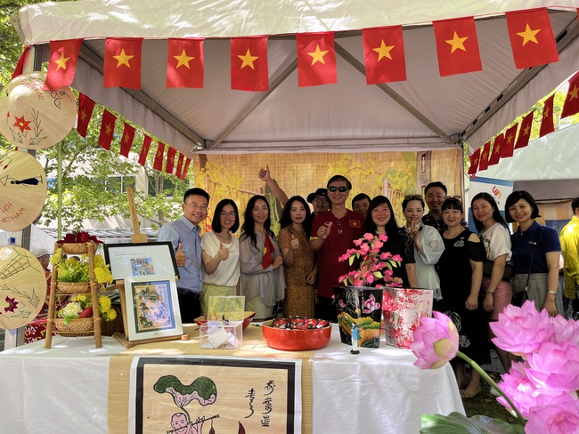 Áo dài Việt Nam khoe sắc tại Lễ hội đa văn hoá Canberra - Ảnh 1.