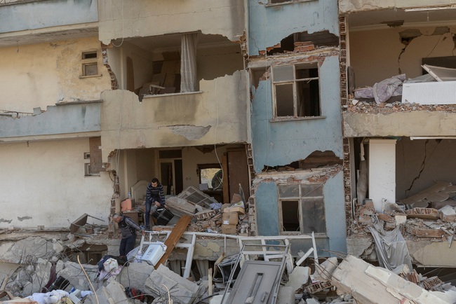 Động đất mới tại Thổ Nhĩ Kỳ: Ít nhất 200 người thương vong - Ảnh 1.