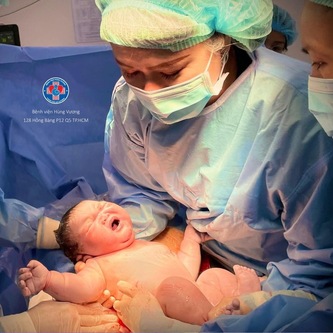 Bé sơ sinh nặng gần 6kg chào đời tại Bệnh viện Hùng Vương - Ảnh 1.