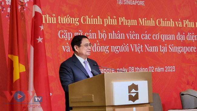 Thủ tướng gặp gỡ cán bộ nhân viên Đại sứ quán và cộng đồng Việt Nam tại Singapore - Ảnh 2.