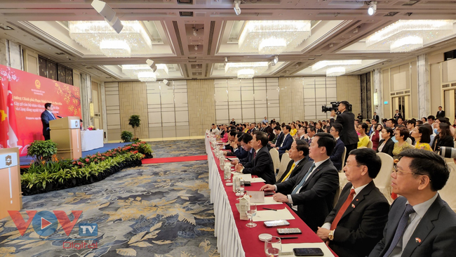 Thủ tướng gặp gỡ cán bộ nhân viên Đại sứ quán và cộng đồng Việt Nam tại Singapore - Ảnh 4.