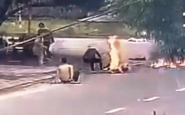 Vụ đốt xăng đánh ghen ở Quảng Nam: Khởi tố mẹ chồng, con dâu tội giết người - Ảnh 1.