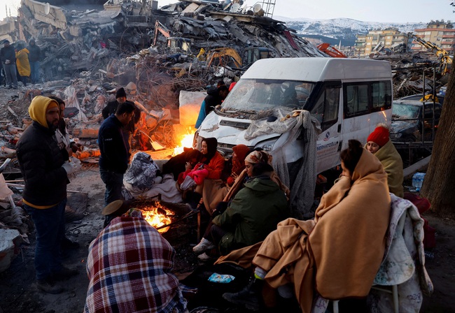 Động đất tại Thổ Nhĩ Kỳ và Syria: Số nạn nhân thiệt mạng tăng lên hơn 15.000 người - Ảnh 1.