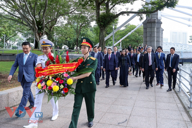 Thủ tướng và Phu nhân dâng hoa tưởng niệm tại Tượng đài Chủ tịch Hồ Chí Minh và thăm Vườn thực vật Singapore - Ảnh 1.