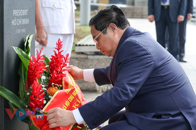 Thủ tướng và Phu nhân dâng hoa tưởng niệm tại Tượng đài Chủ tịch Hồ Chí Minh và thăm Vườn thực vật Singapore - Ảnh 2.