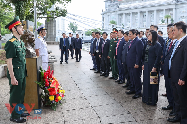 Thủ tướng và Phu nhân dâng hoa tưởng niệm tại Tượng đài Chủ tịch Hồ Chí Minh và thăm Vườn thực vật Singapore - Ảnh 3.