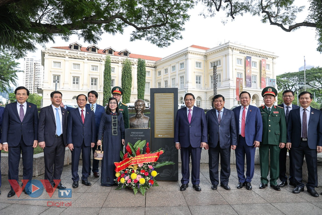 Thủ tướng và Phu nhân dâng hoa tưởng niệm tại Tượng đài Chủ tịch Hồ Chí Minh và thăm Vườn thực vật Singapore - Ảnh 4.