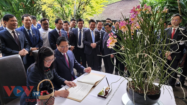 Thủ tướng và Phu nhân dâng hoa tưởng niệm tại Tượng đài Chủ tịch Hồ Chí Minh và thăm Vườn thực vật Singapore - Ảnh 6.