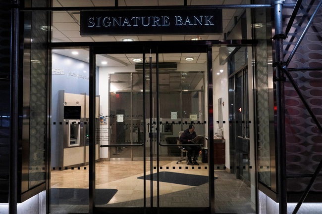 Signature Bank trở thành ngân hàng lớn thứ ba của Mỹ phải đóng cửa - Ảnh 1.