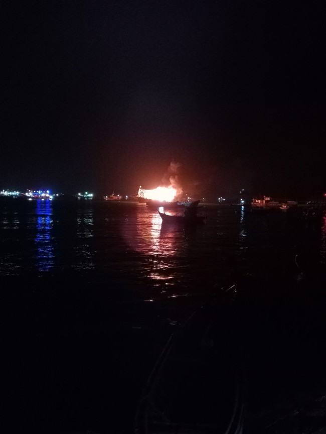Kiên Giang: Cháy rụi tàu cá ở xã đảo Thổ Châu, gây thiệt hại gần 15 tỷ đồng - Ảnh 2.