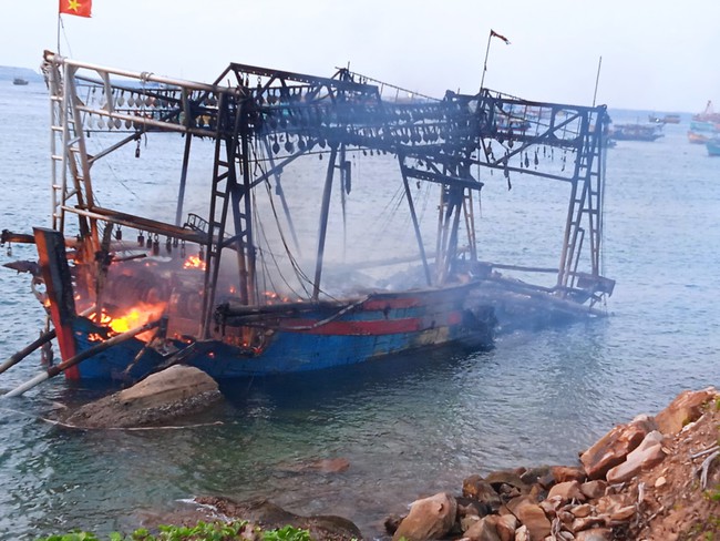 Kiên Giang: Cháy rụi tàu cá ở xã đảo Thổ Châu, gây thiệt hại gần 15 tỷ đồng - Ảnh 3.