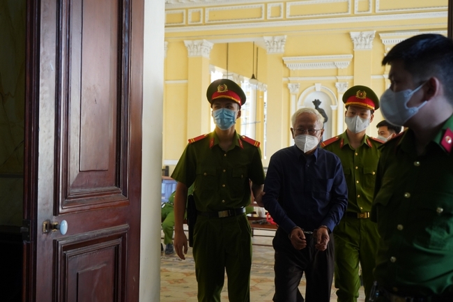 Đại án Ngân hàng Đông Á: Bị cáo Trần Phương Bình tiếp tục hầu tòa lần thứ 4 - Ảnh 2.