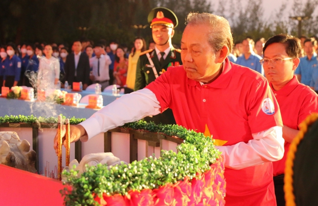 Nguyên Chủ tịch nước Trương Tấn Sang dự Lễ tưởng niệm 64 chiến sĩ hy sinh tại Gạc Ma - Ảnh 3.