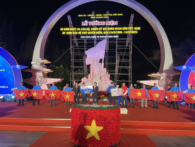 Nguyên Chủ tịch nước Trương Tấn Sang dự Lễ tưởng niệm 64 chiến sĩ hy sinh tại Gạc Ma - Ảnh 5.