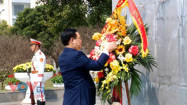 Chủ tịch Quốc hội Vương Đình Huệ thăm, làm việc tại Hưng Yên - Ảnh 1.