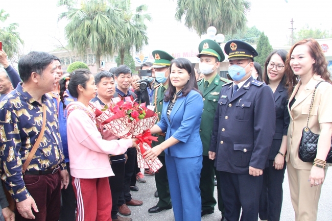 Quảng Ninh: Đón đoàn khách du lịch Trung Quốc nhập cảnh qua cửa khẩu quốc tế Móng Cái - Ảnh 1.