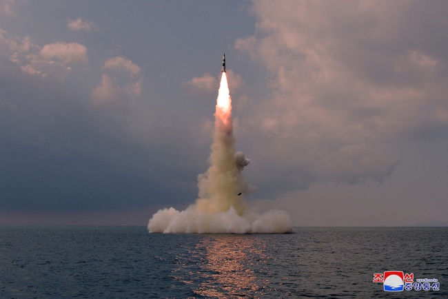 Triều Tiên xác nhận thử tên lửa tầm trung - Ảnh 1.