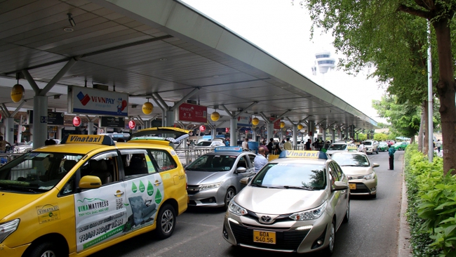 Từ 1/4, taxi vào sân bay Tân Sơn Nhất phải trả phí theo lượt từ 5.000 - 10.000 đồng - Ảnh 1.