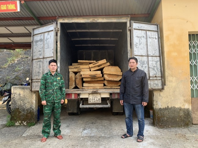 Thừa Thiên Huế: Phát hiện xe tải chở 19 phách gỗ lậu - Ảnh 1.